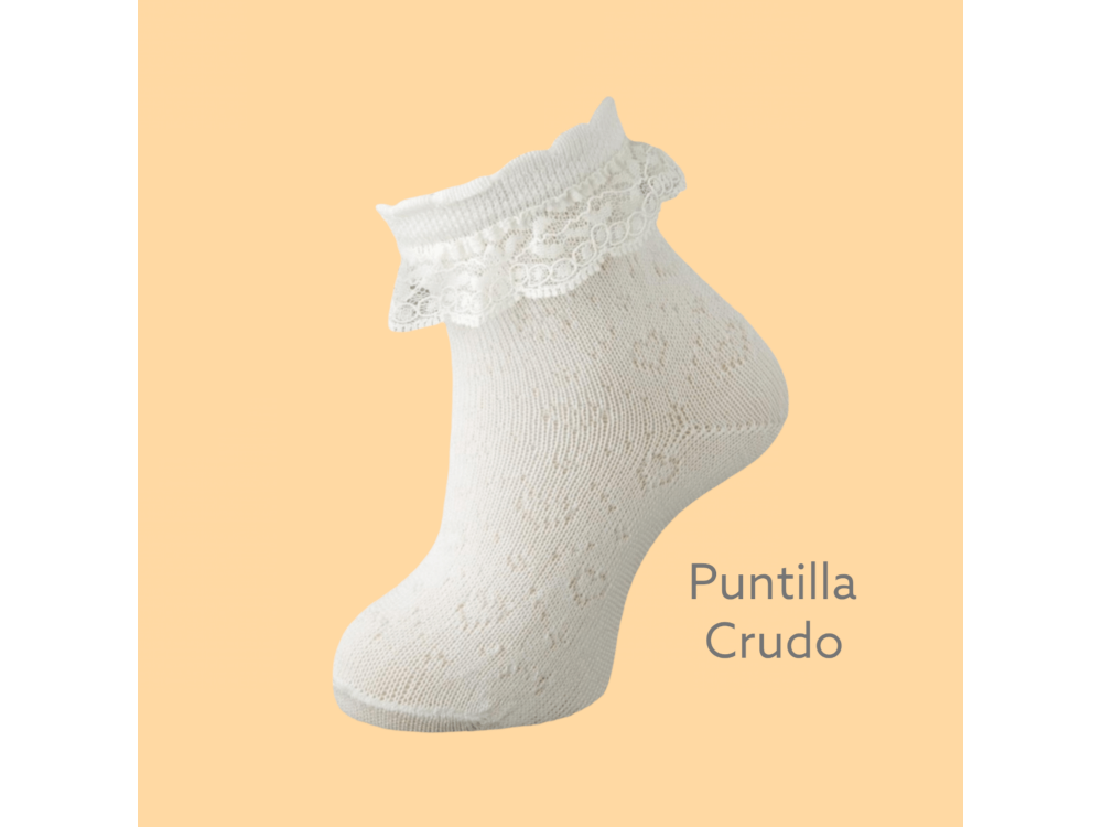 Calcetín de color crudo claro con calado y puntilla en el tobillo