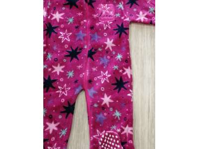 Pijama manta en color fucsia con estampado de estrellas