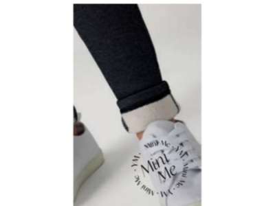 La malla efecto vaquero en tono negro tiene forro interior en crudo claro