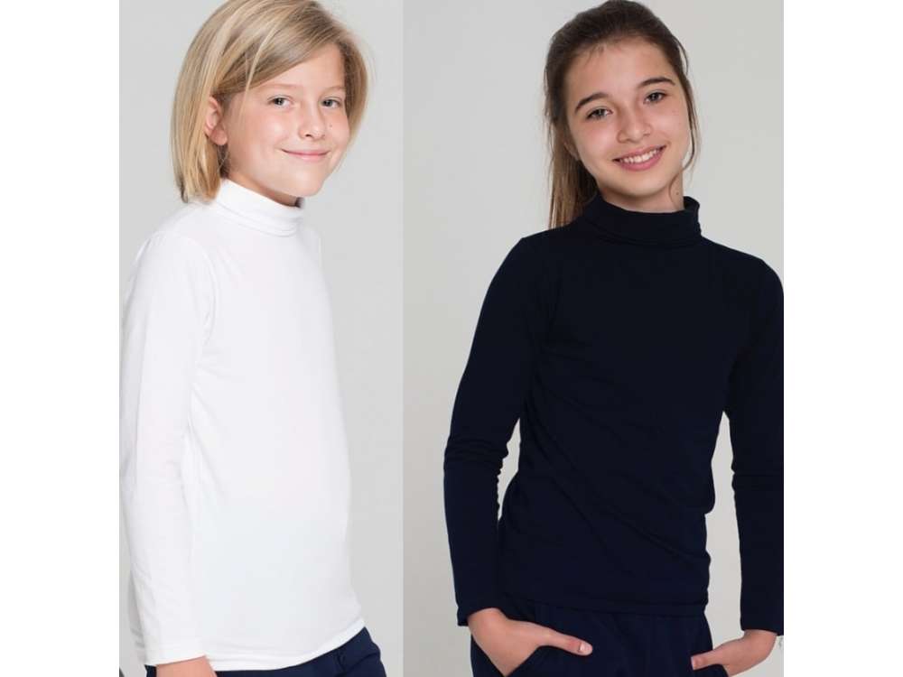 Unos niños visten los semi cisne en color blanco y negro