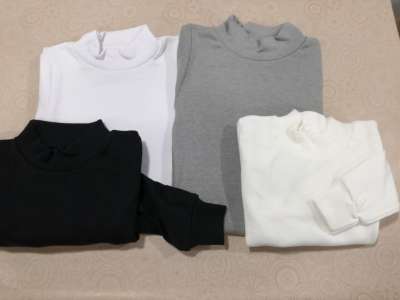 Camiseta de algodón con cuello semicisne en varios colores