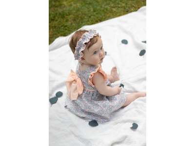 Una niña viste el vestido con estampado de flores