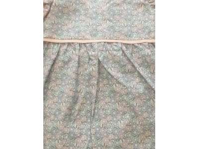 El estampado de las flores son lilas y naranjas