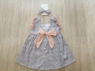 La espalda del vestido viene con un lazo naranja haciendo juego