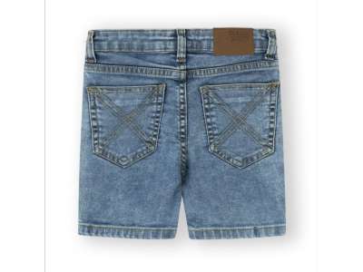 La espalda del pantalón viene con bolsillos