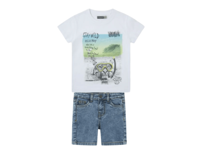 Camiseta blanca de manga corta con dibujo de tigre y pantalón corto vaquero