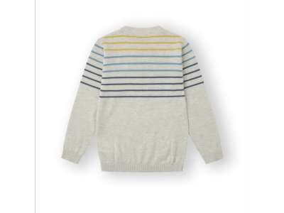 La espalda del jersey en tono crudo viene con rayas en color azul y amarillo