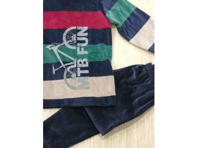 Pijama de rayas en tonos crudo, rojo y verde con dibujo de bicicleta. Pantalón de pijama azul marino a juego