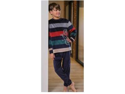 Un niño viste el pijama de rayas con dibujo de bicicleta.