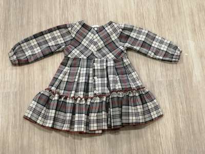 La espalda del vestido viene con abertura completa con cierre de botones