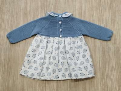 La espalda del vestido viene con abertura hasta media espalda con cierre de botones