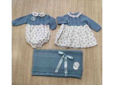 Puedes combinar el vestido con pelele y toquillas a juego