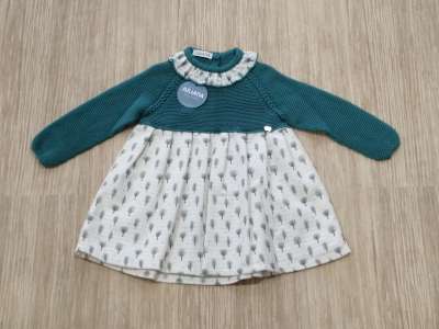 Vestido de cuerpo de punto en tono verde a juego con las hojas de la falda