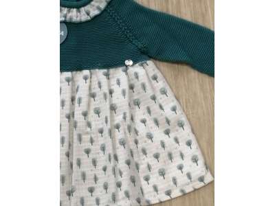 El cuello del vestido hace juego con el estampado de la falda con dibujos de hojas en tono verde