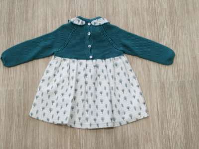 La espalda del vestido tiene abertura hasta media espalda con cierre de botones