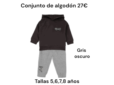 Sudadera con gorro en color gris oscuro y pantalón de chándal en color gris claro con letras en una pierna