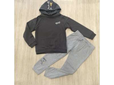 Sudadera con gorro en color gris oscuro y pantalón de chándal en color gris claro con letras en una pierna