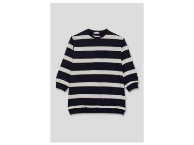 Vestido de rayas marineras con cuello redondo y las mangas terminan en puño