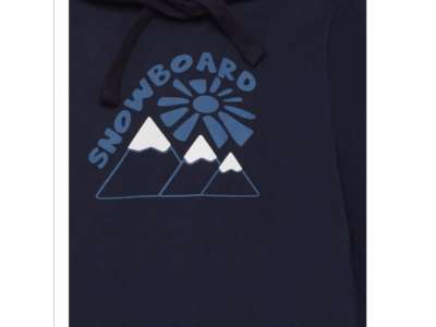 La sudadera tiene el dibujo de letras en azul claro, una flor y unas montañas