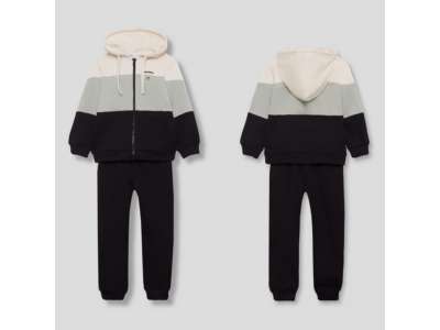 Sudadera con gorro con dibujo de rayas en tono crudo, verde y negro. Pantalón de chándal negro