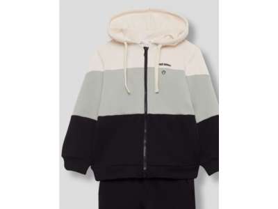 Sudadera con gorro con dibujo de rayas en tono crudo, verde y negro. Pantalón de chándal negro