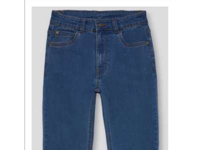 Pantalón vaquero en tono azul oscuro con cintura ajustable y bolsillos