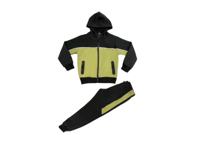 Chaqueta negra combinado con verde y pantalón de chándal negro con raya verde a juego