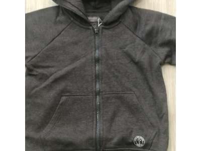 Sudadera en color gris oscuro con gorro, bolsillos y cierre de cremallera