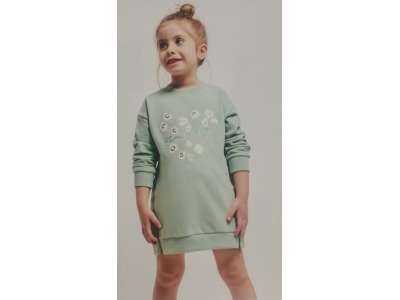 Una niña viste el vestido con forma de sudadera en tono verde con dibujo de flores