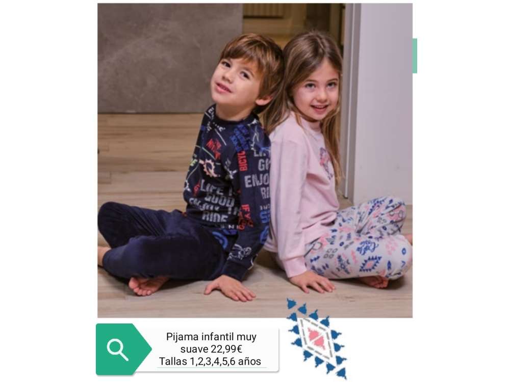Dos niños visten los pijamas de tacto suave con dibujos étnicos y letras