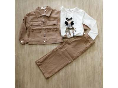 Conjunto en tono marrón de chaqueta con bolsillos y pantalón de pata ancha, ademas de camiseta de manga larga