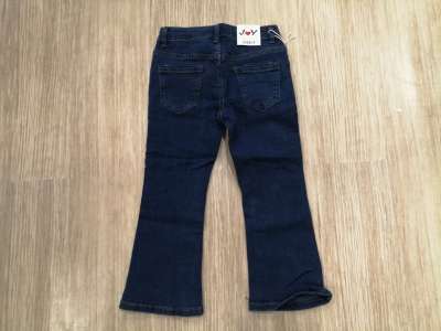 La espalda del pantalón vaquero viene con bolsillos