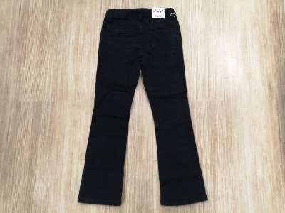 La espalda del pantalón negro es lisa y viene con bolsillos