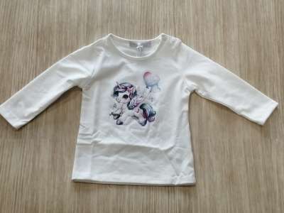 Camiseta blanca de manga larga con dibujo de unicornio