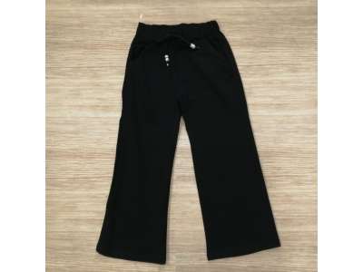 Pantalón negro con goma en la cintura, es de pata ancha y viene con bolsillos