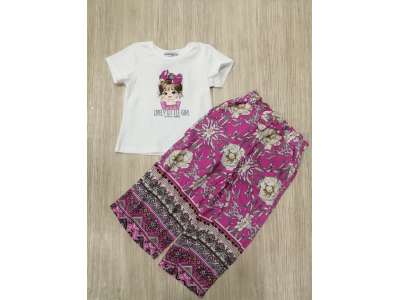 Camiseta blanca de manga corta con dibujo de niña y pantalón de pata ancha con estampado de flores crudas sobre fondo morado
