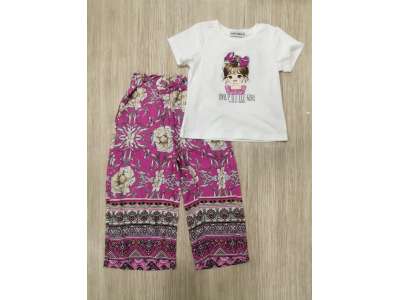 Camiseta blanca de manga corta con dibujo de niña y pantalón de pata ancha con estampado de flores crudas sobre fondo morado