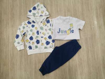 Chaqueta blanca con estampado de hojas y animales de la selva, camiseta blanca manga corta y pantalón azul de chándal