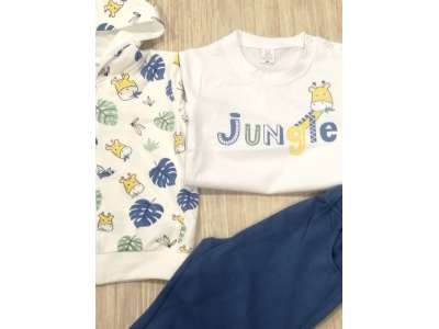 Chaqueta blanca con estampado de hojas y animales de la selva, camiseta blanca manga corta y pantalón azul de chándal