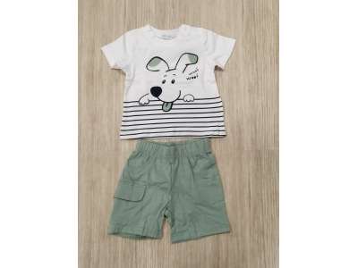 Camiseta blanca de manga corta con dibujo de perrito sobre rayas en tono verde como el pantalón corto