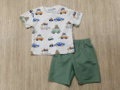 Camiseta blanca de manga corta con estampado de coches y pantalón corto verde agua