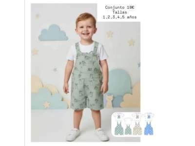 Un niño viste el conjunto de peto con camiseta de manga corta y estampado de perritos