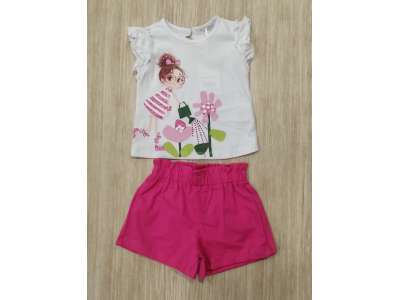 Camiseta blanca con volantes en los hombros y dibujo de una niña con flores. Pantalón corto de color fucsia juego
