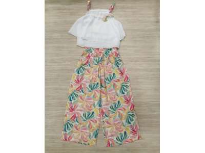 Camiseta blanca con volantes y pantalón de pata ancha con estampado en tonos naranja y verde