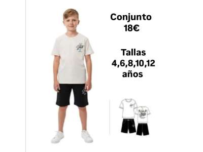 Un niño viste el conjunto en tono crudo con estampado de moto en la espalda y pantalón corto a juego