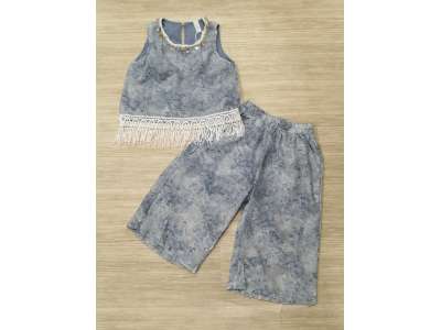 Camiseta de tirante ancho con cintura de flecos y pantalón pirata ancho con el mismo estampado