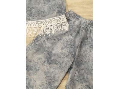 Camiseta de tirante ancho con cintura de flecos y pantalón pirata ancho con el mismo estampado