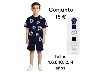 Un niño viste el conjunto en tono azul marino oscuro con letras en tono blanco