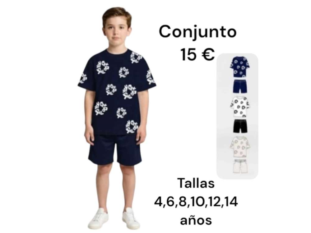 Un niño viste el conjunto en tono azul marino oscuro con letras en tono blanco