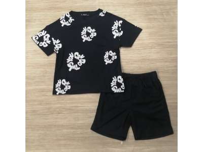 Camiseta azul marino oscuro con dibujo de letras blancas haciendo un redondel. Pantalón corto azul marino oscuro liso